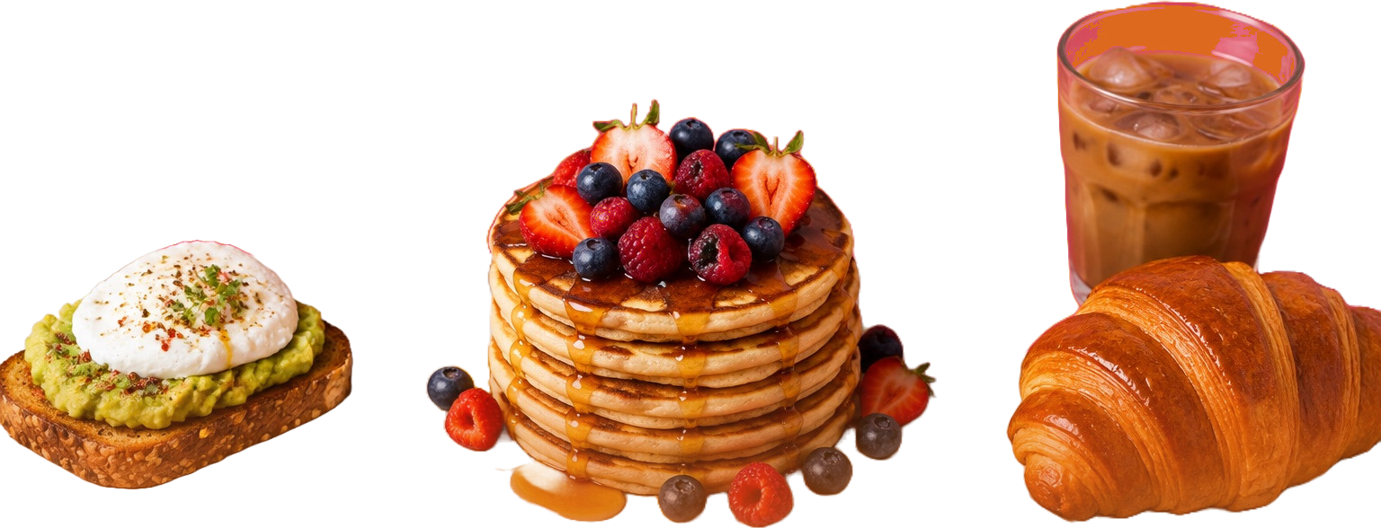 Pancakes généreux aux fruits rouges et sirop, tartine d’avocat avec œuf poché, croissant doré et café glacé sur une table.